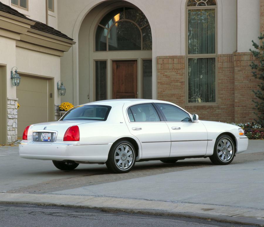  Lincoln Town Car 2003 года  (фото 55 из 68)